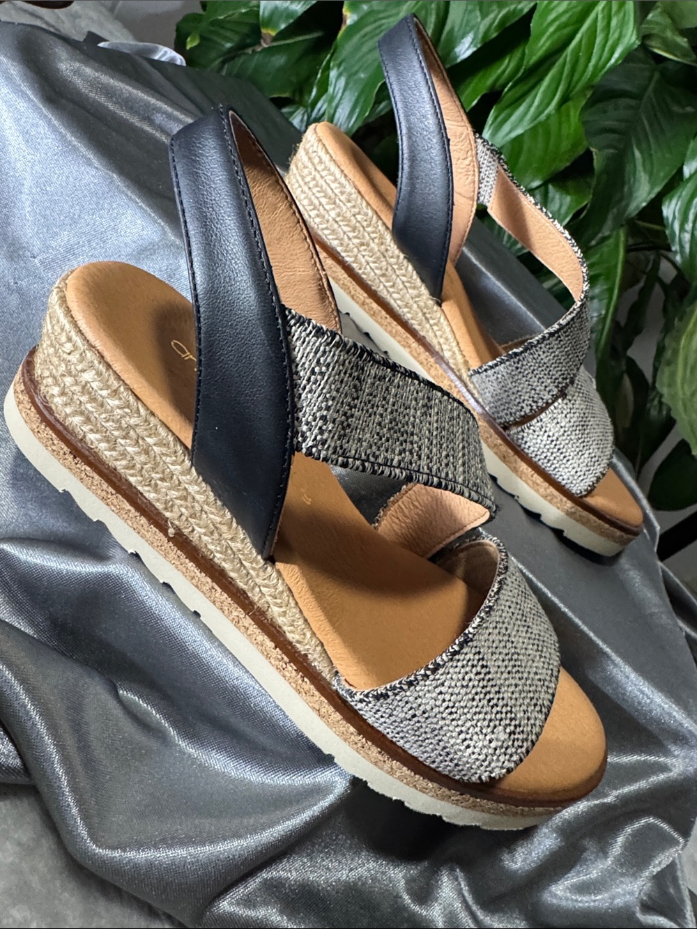 Andre Assous Neveah Black & Beige Espadrille Wedge Sandal
Size EU 36 / US 6 - Picture 3 of 11